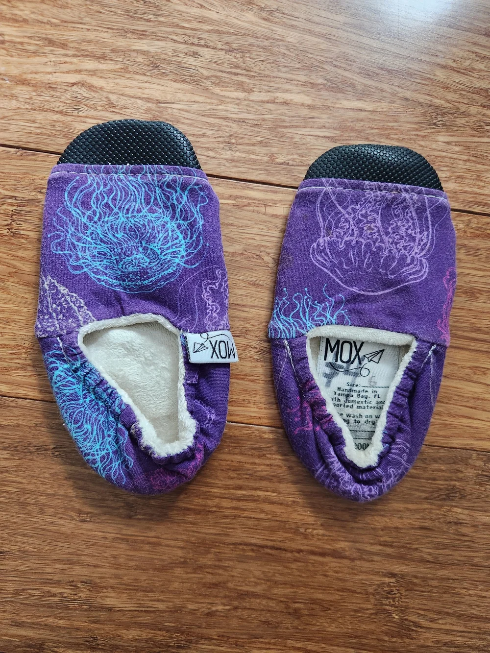 MOX Purple Jellyfish Cozy Slip-On Slipper Socks Textured Nonslip Bottoms, Size 6
